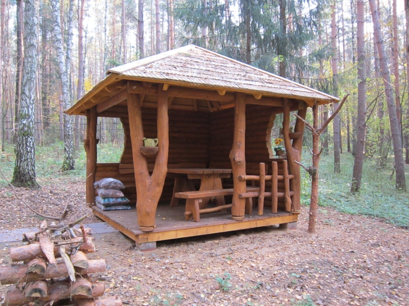 Pavėsinė miške tarp pušų ir beržų su skiedrų stogu Nr. 21-3