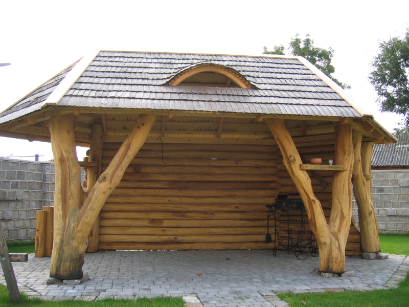 Pavėsinė su skiedrų stogu ir arkiniu stoglangiu Nr. 18-3