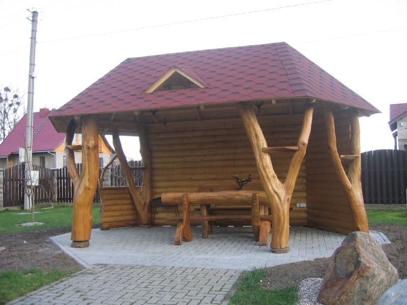 Pavėsinė iš rąstų su raudonu čerpelių stogu Nr. 18-2