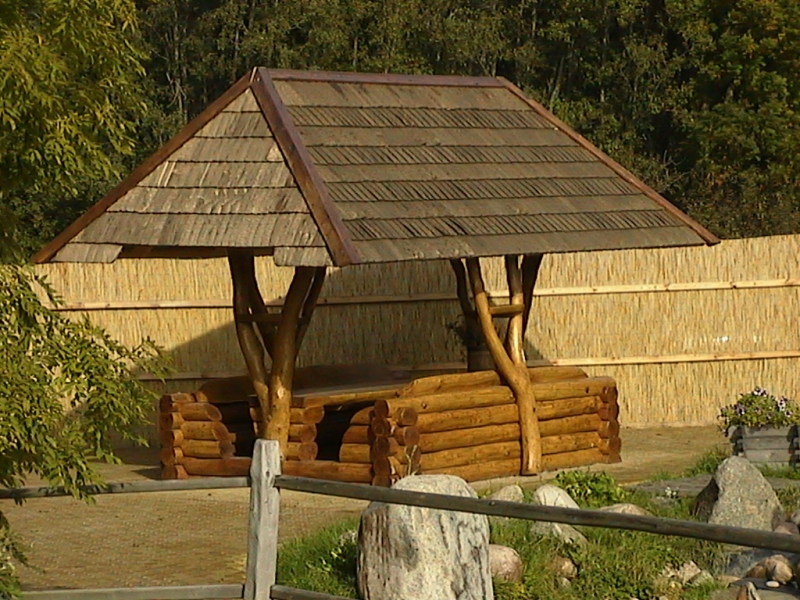 Log-built gazebo with Y-shaped trunks and a shingle roof No. 16-5
