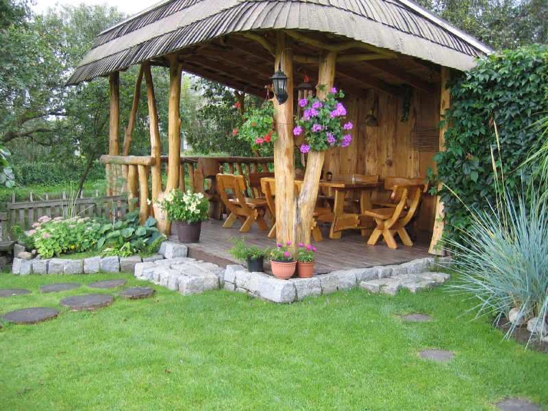 Užuovėja sodui su akmenų apvadu ir kamienų kolonomis Nr. 15-6