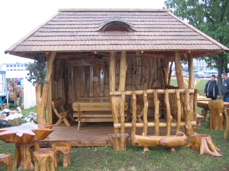 Pavėsinė užuovėja su skiedrų stogu ir šakų turėklu Nr. 15