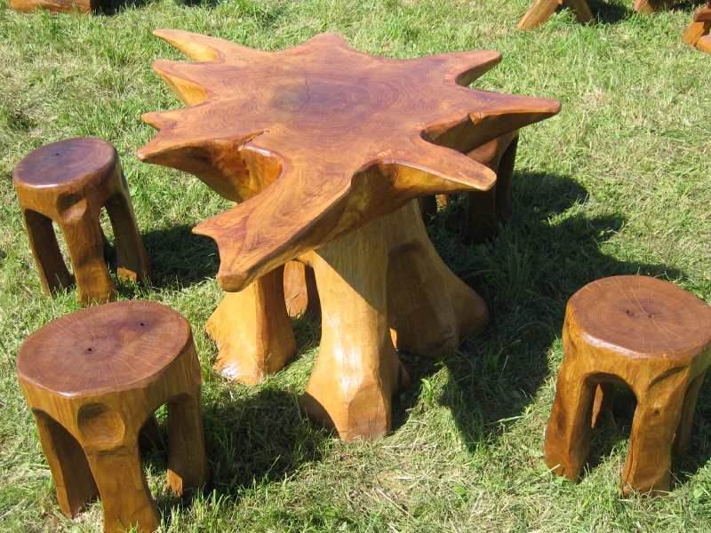 Tree-trunk table “Star” with carved stools No. 12