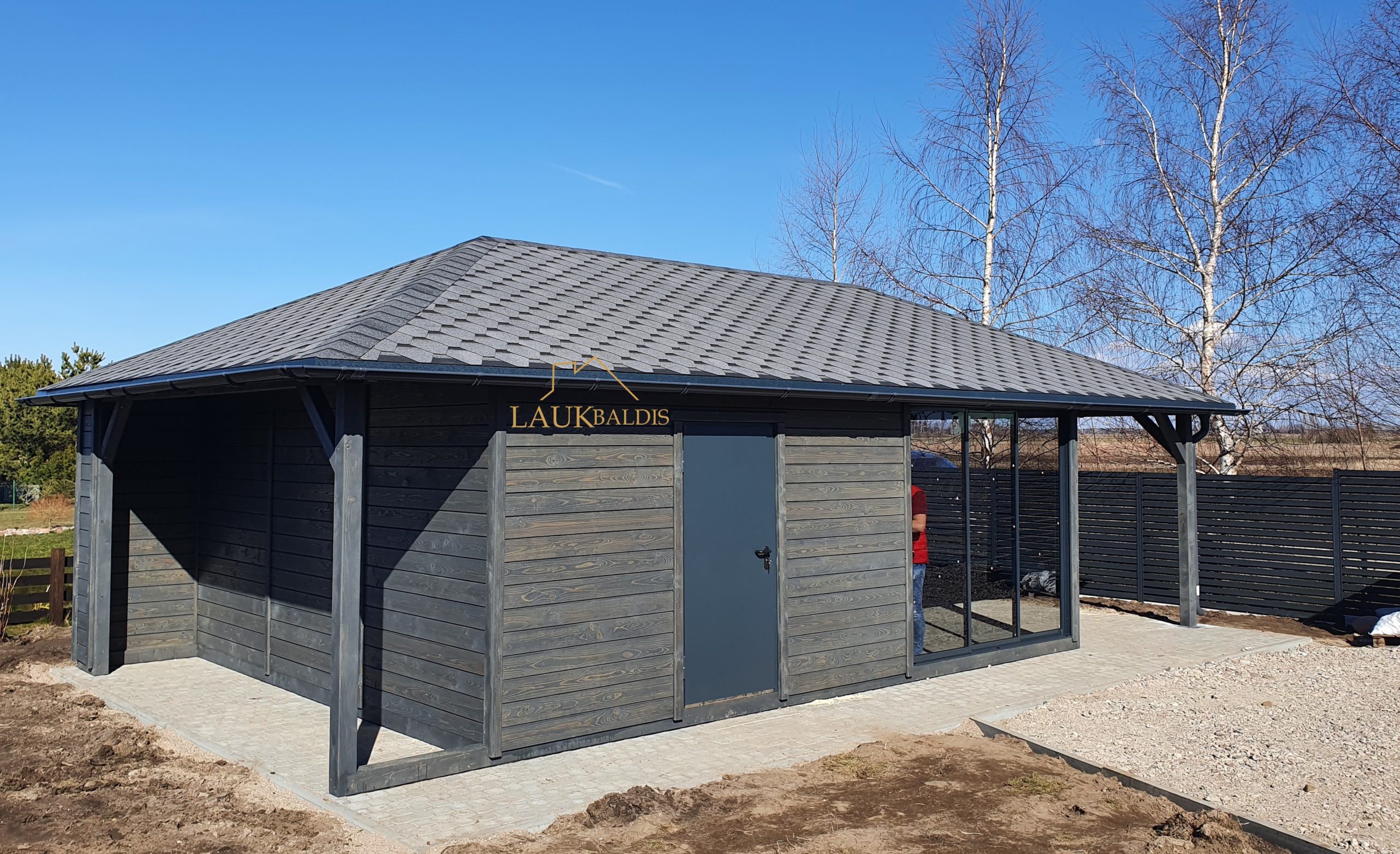Sandėliukas su terasa, stiklais ir tamsia medienos apdaila Nr. 12